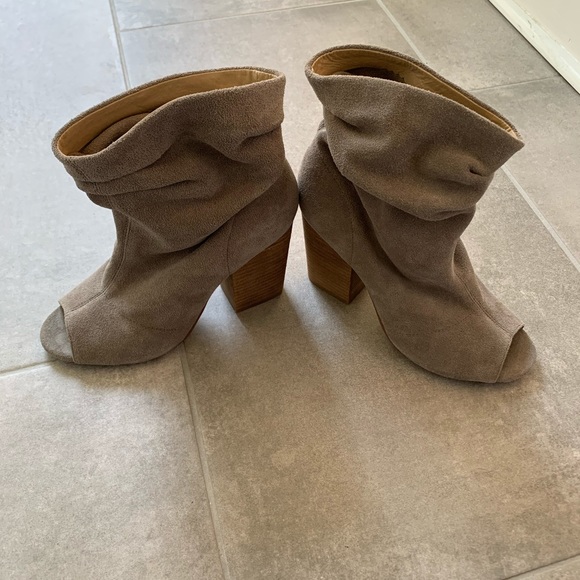 Size 8 booties. Wore once indoors. - Picture 3 of 3